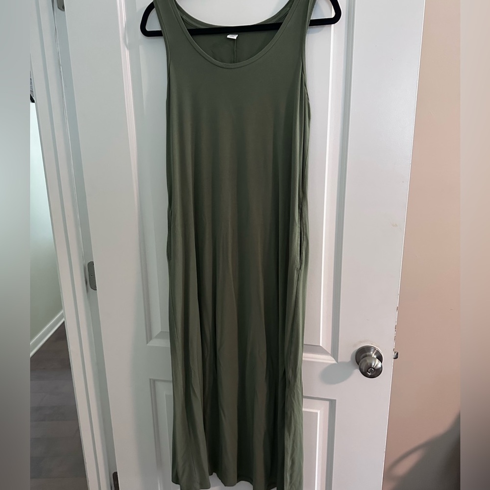 Old Navy Green Sleeveless Scoop Neck Sheath Maxi Dress with pockets